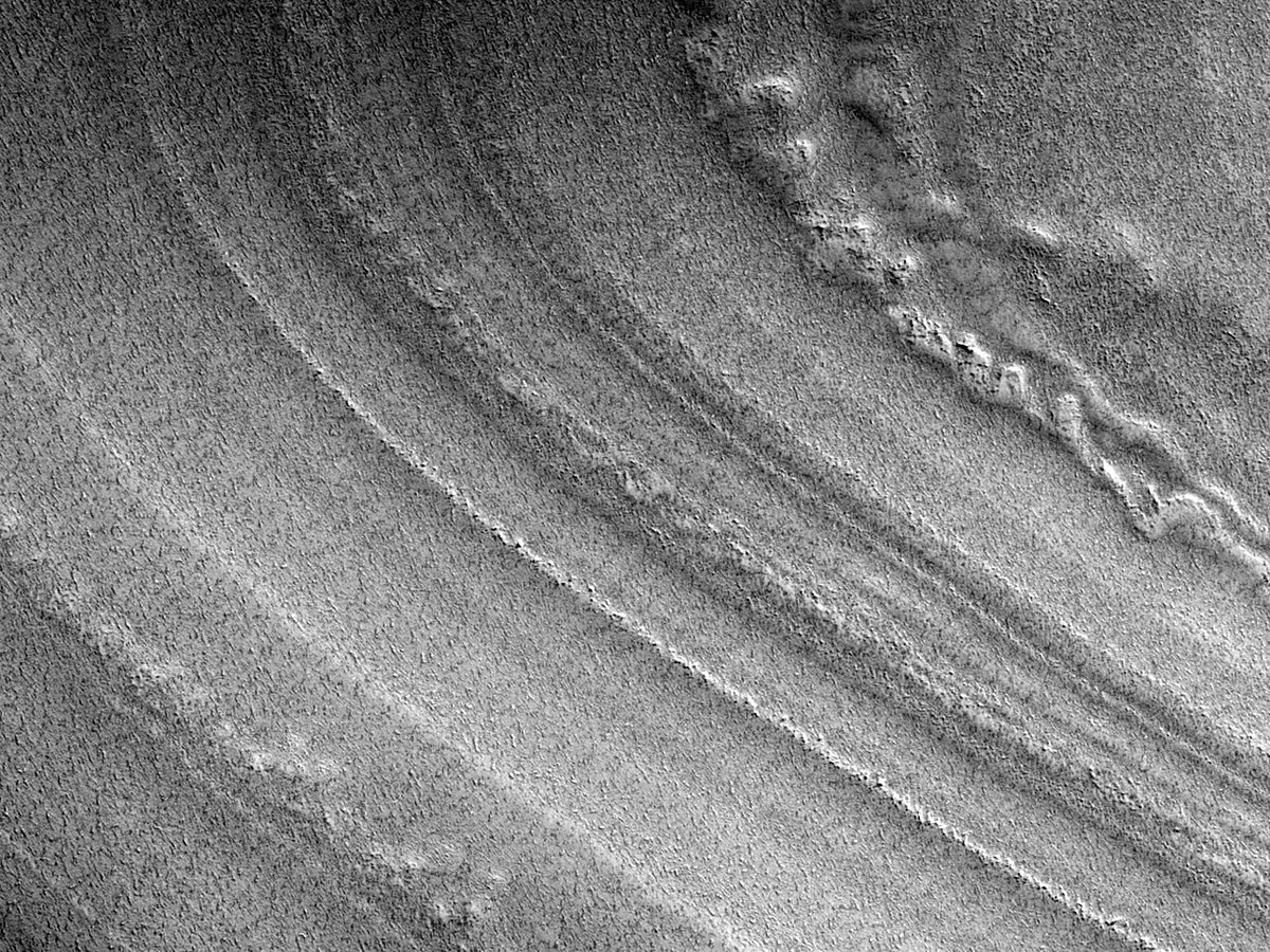 HiRISEWelsh's tweet image. HiPOD: Dadorchuddio Gwaddodion Haenog ym Mhegwn y Gogledd

rhif: ESP_051814_2640
dyddiad caffael : 15 Awst 2017
uchder: 317 km

uahirise.org/hipod/cy/ESP_0…
NASA/JPL-Caltech/UArizona
#Mars #NASA #Cymraeg #Cymru #Welsh