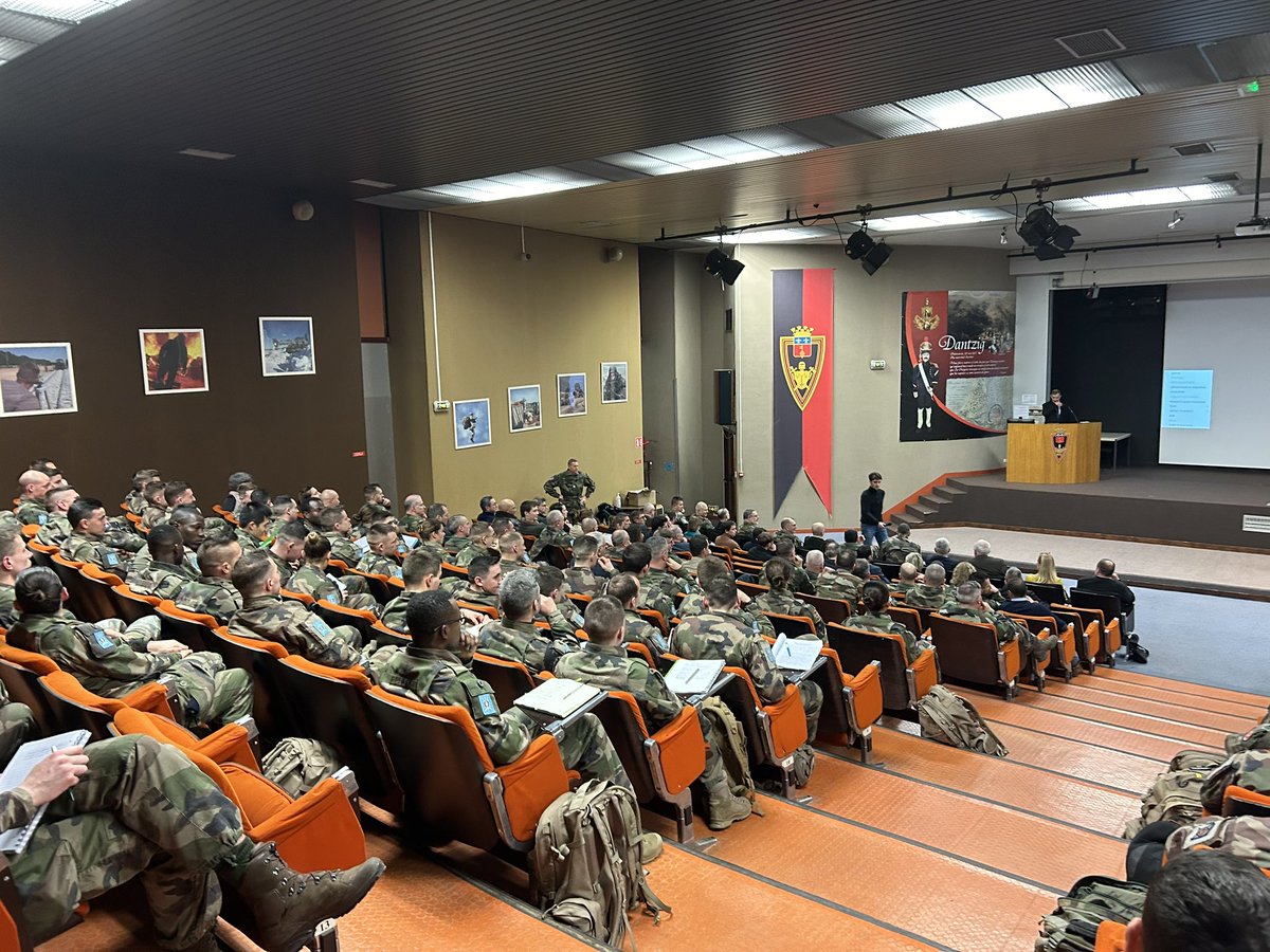 Passionnante conférence sur les guerres 3.0, les nvx enjeux par le Gal Castres sur invitation du comité liaison défense CLD du <a href="/MedefPDL/">Mouvement des Entreprises de France #Paysdelaloire</a> hier soir à <a href="/ecolegenie49/">École du génie</a> en écho à l’actualité et son dernier ouvrage sur les nouvelles frontières des conflits Cc <a href="/AnthonyBouju/">Anthony Bouju</a> <a href="/Samueltual/">Tual Samuel</a>