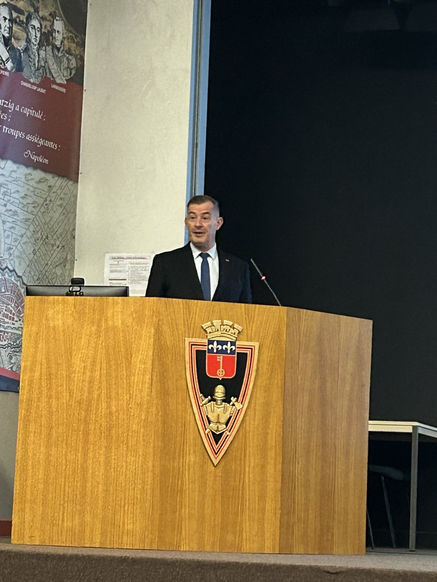 MedefPDL's tweet photo. Passionnante conférence sur les guerres 3.0, les nvx enjeux par le Gal Castres sur invitation du comité liaison défense CLD du @MedefPDL hier soir à @ecolegenie49 en écho à l’actualité et son dernier ouvrage sur les nouvelles frontières des conflits Cc @AnthonyBouju @Samueltual https://t.co/OpezvsTaRc