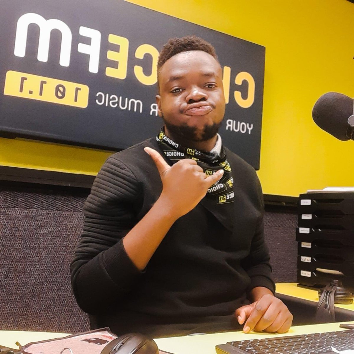 EnergyfmSA's tweet photo. Frank Majestic is keeping the vibes alive on the #GrandConnection until midday, delivering hits and entertainment to keep you grooving on #ENERGYFMSA 105.8 in Limpopo or audio stream on https://t.co/CydEMEDbqh https://t.co/2YOhe9eRUD