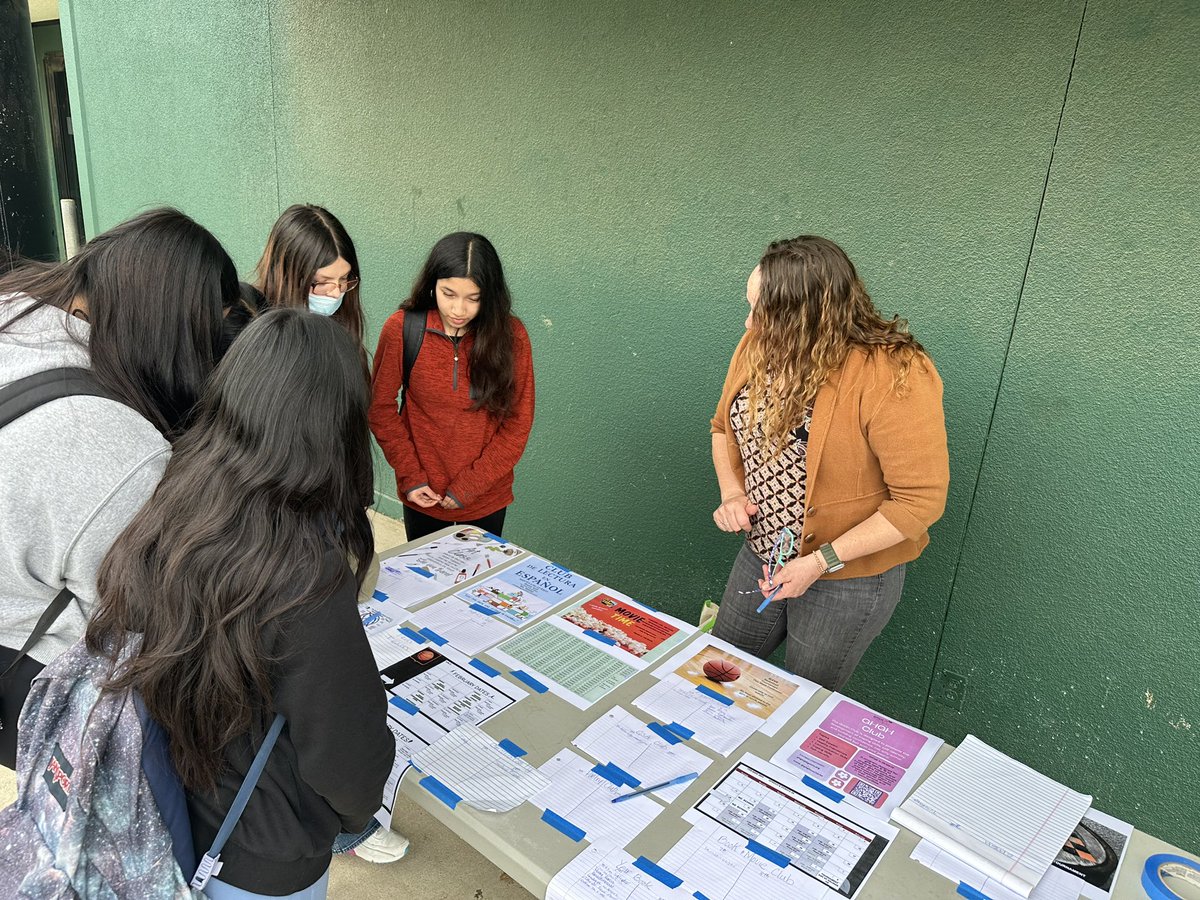 🐻 @VistaVerdeGrizz getting student input from Superintendent’s Advisory Council and lunchtime Grizzly students on what they want to see more of at Vista Verde Middle school and what clubs they want to participate in ⭐️ 🐻