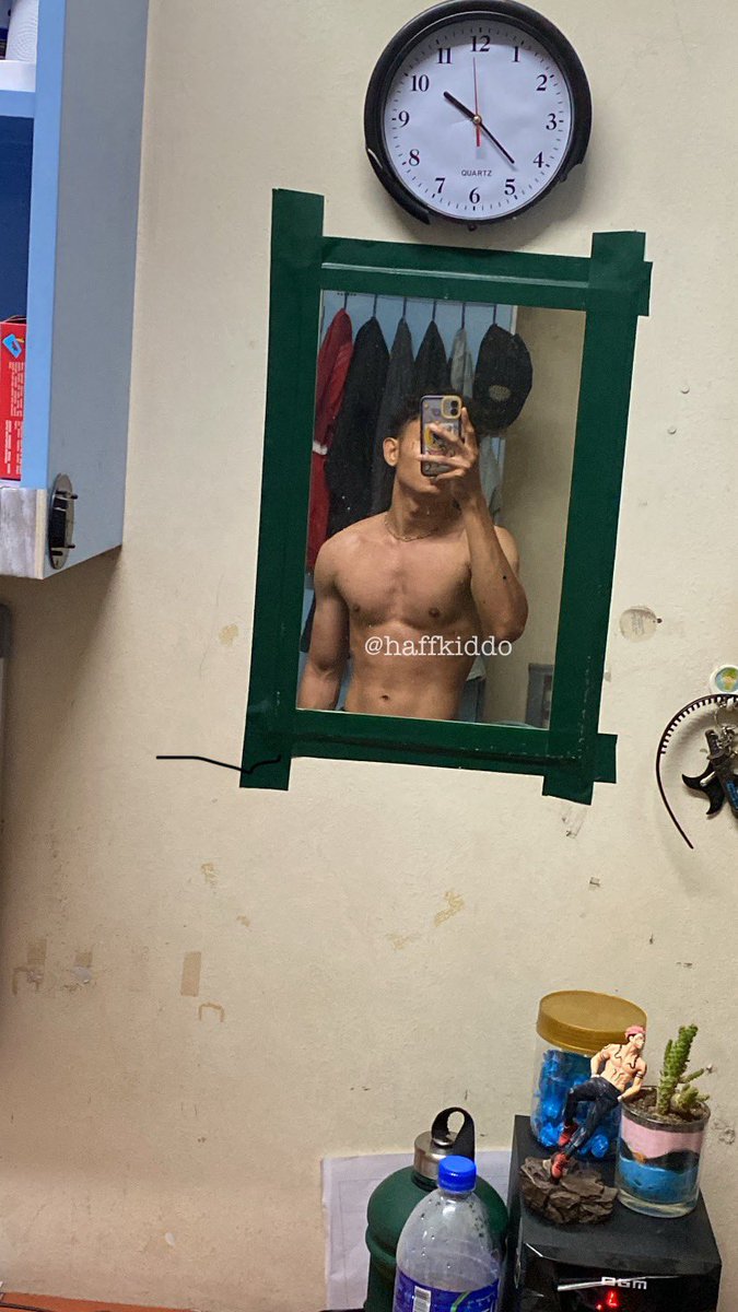 haffkiddo's tweet photo. normal mirror in kolej 🥰😭 https://t.co/PKL9v5cXXf
