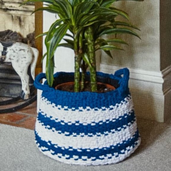 Knitted Large Plant Pot Cover Pattern 🪴 Made with chunky yarn, it adds a touch of warmth and style to any indoor greenery. Perfect for DIY enthusiasts looking to spruce up their space dwcrochetpatterns.etsy.com/uk/listing/133… #MHHSBD #craftbizparty #earlybiz #spring