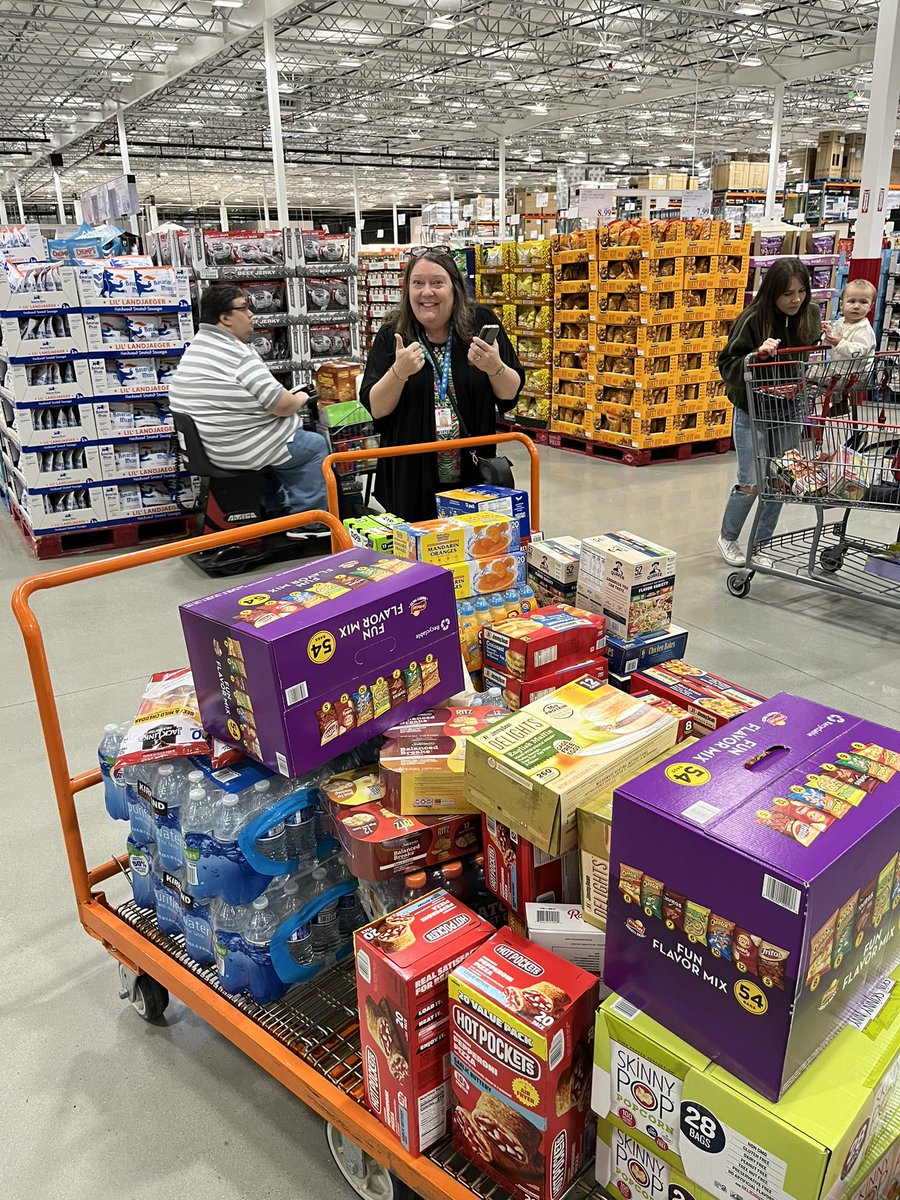 EPS_EverettHS's tweet photo. Community and partnerships make a difference! Thanks to a grant from @everettelks EHS PTA,  @serveproeverett box van &amp; Judd&amp;Black partnered to shop and fill Sammy’s closet this afternoon!! @EverettSchools @DrIanBSaltzman @EPS_Region2 https://t.co/8R4wNxvlsr
