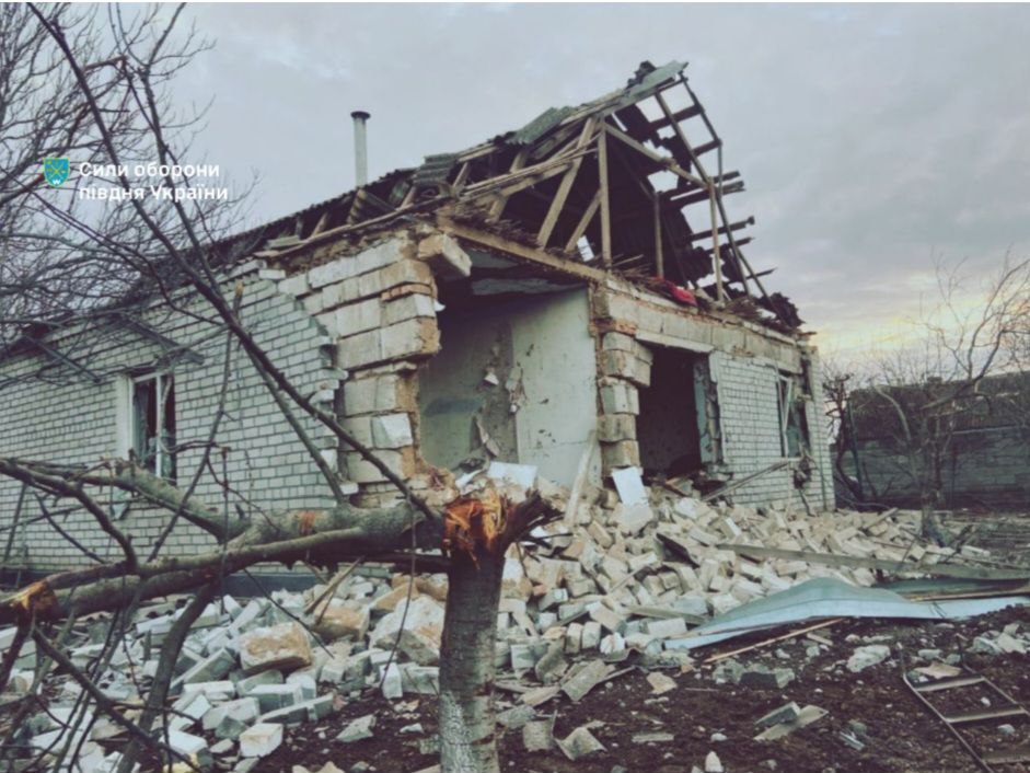 The russian🇷🇺 army attacked people's homes in the Halytsynov community of the Mykolayiv region with multiple rocket system launcher fire this morning. A 73 yr old resident was injured. At least 18 houses were damaged.  Two were destroyed.