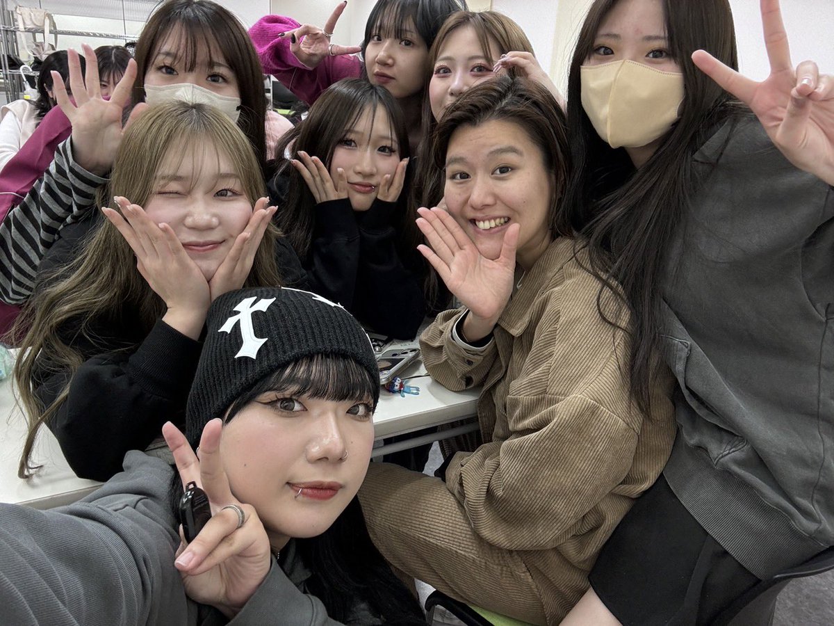osakabeauty's tweet photo. 最終、授業日‼️
2年生はたくさん写真撮ろうね📱✨

卒業式は3月7日☺️
最後に良い思い出作ろうね🩵

ホームページはこちら🔻 https://t.co/DBMaT44oqT

#大阪ビューティーアート専門学校
#ヘアメイク科 #美容科 #トータルビューティー科 #美容学生 https://t.co/N54NO6kND2