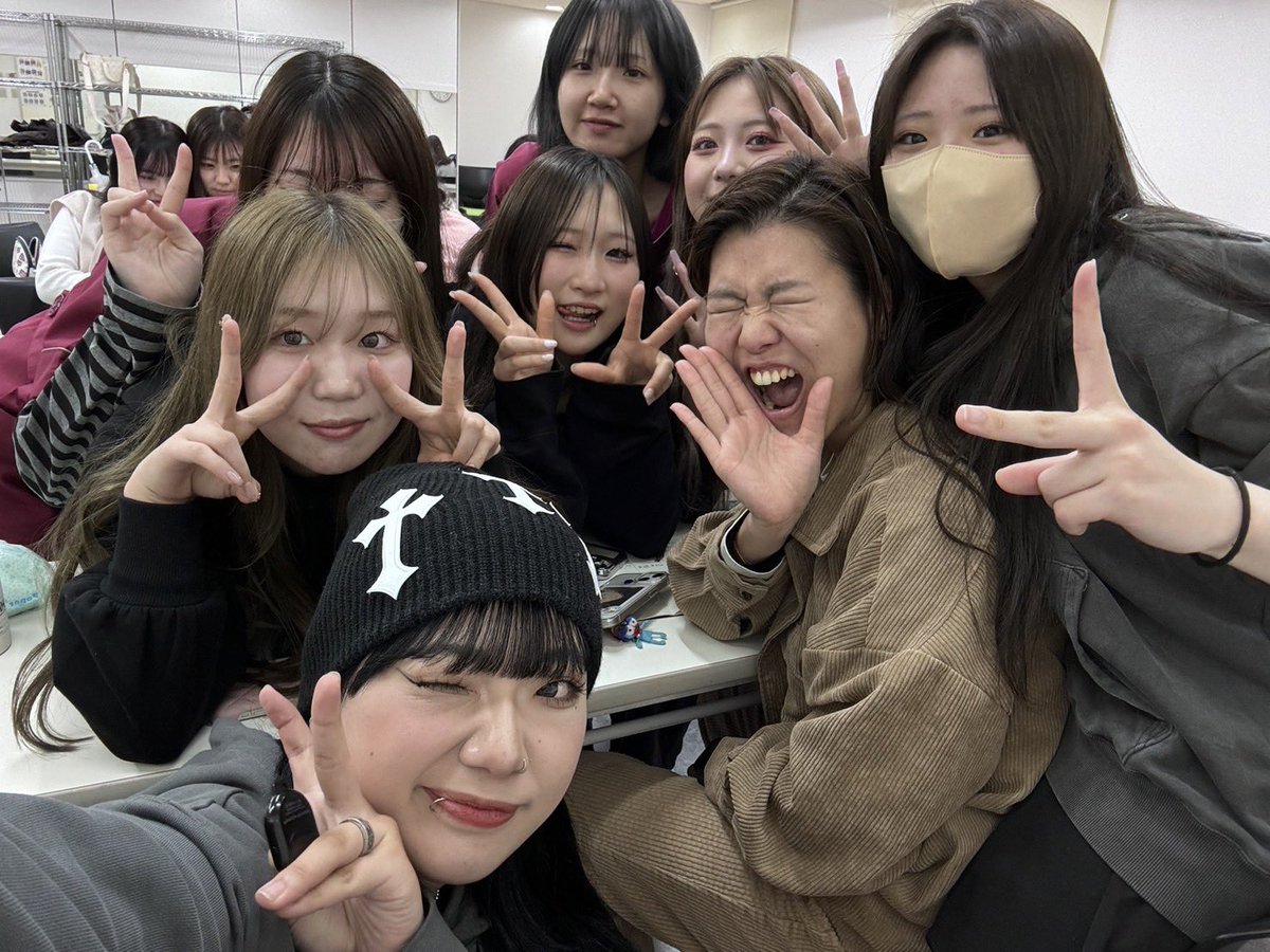 osakabeauty's tweet photo. 最終、授業日‼️
2年生はたくさん写真撮ろうね📱✨

卒業式は3月7日☺️
最後に良い思い出作ろうね🩵

ホームページはこちら🔻 https://t.co/DBMaT44oqT

#大阪ビューティーアート専門学校
#ヘアメイク科 #美容科 #トータルビューティー科 #美容学生 https://t.co/N54NO6kND2