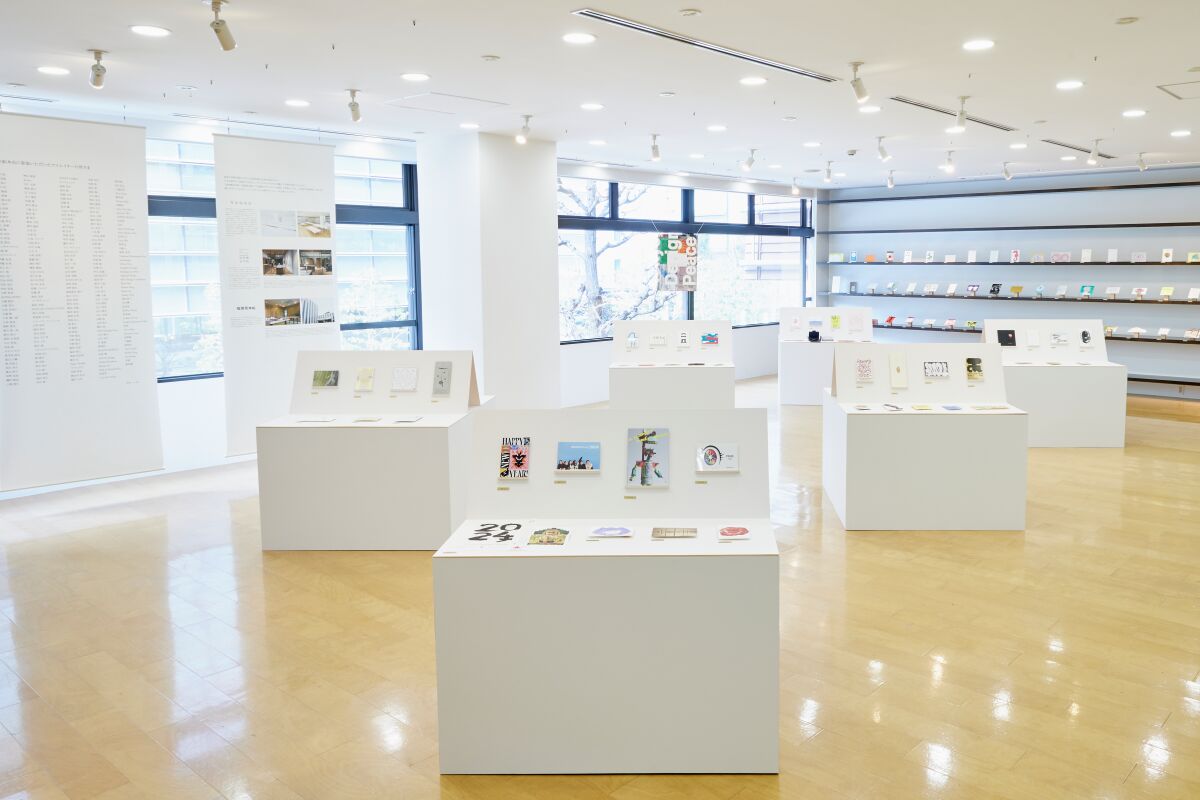 KamadaJunya's tweet photo. 「クリエイター100人からの年賀状」展、今年も出展させていただいています。本日最終日。
私は住所と名前の最小要素で龍を表現しました。
https://t.co/1FE34Axzr9
#竹尾 #紙 #ファインペーパー
#takeo #paper #takeopaper #finepaper
#見本帖本店 #クリエイター100人からの年賀状展
#年賀状 #辰年 https://t.co/uBNFLS9gBU