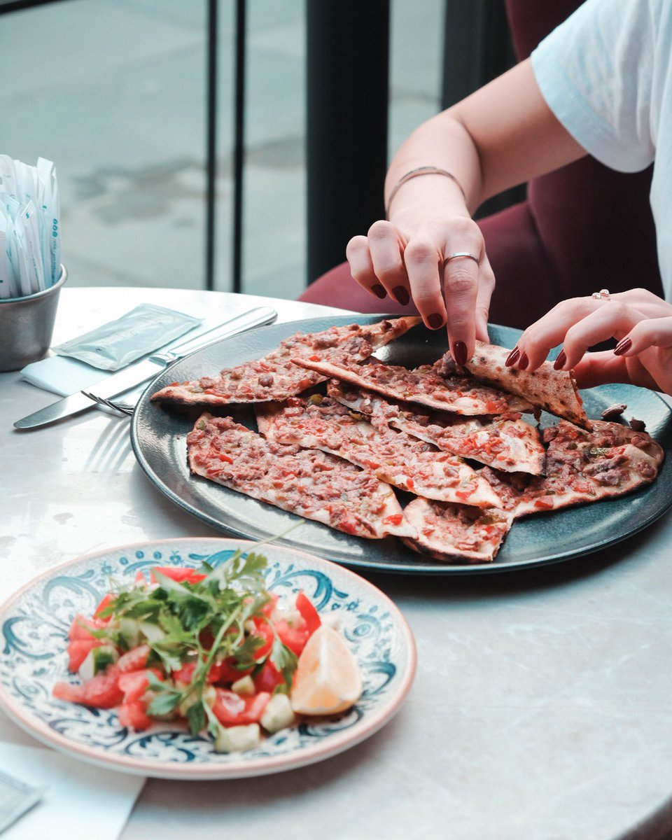 Lahmacun severler burada mı? 
Öğle arasına çoook yakışan doyurucu ve leziz bir menü👆🏻🤩 

Gurme Tatlar 🍴
📍Atlantis 📞 0312 257 07 40
📍Kaşmir 📞0312 257 04 40
📍Çayyolu 📞0312 257 06 40
🆕 İstanbul Watergarden (Soon…)

#40Fırın #KırkFırın #GurmeTatlar