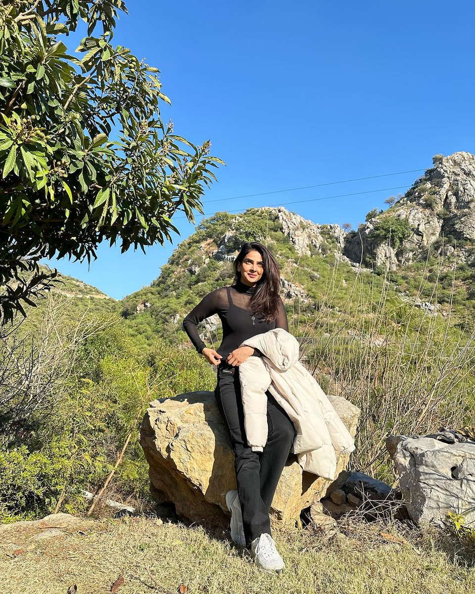 SabaQamars's tweet photo. Sky above, earth below, and peace within. #sabaqamar 🖤 https://t.co/AJzYAwNFjy