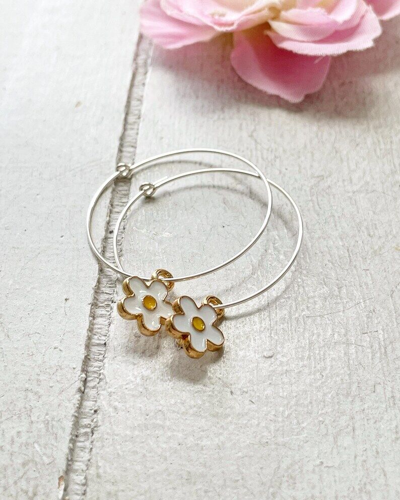These beautiful daisy sterling hoop earrings would make a lovely gift...Daisie's are sooo pretty 🌼🌼🌼 cutt.ly/lwTsE0cN #gifts #giftidea #etsy #earlybiz