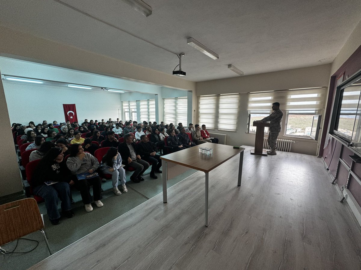 HasankeyfLisesi's tweet photo. Sen de Olabilirsin Kariyer Günlerinde İlçe Komutanı Sayın GÜVEN öğrencilerimizle konuşma yaptı.Mesleği daha yakından tanıtmak için ilçe Jandarma Komutanlığına öğrencilerimizi misafir etmek istedikleri belirttiler. Teşekkür ederiz @Hasankeyf_K  @HasankeyfMEM https://t.co/r0xdkl4Zex