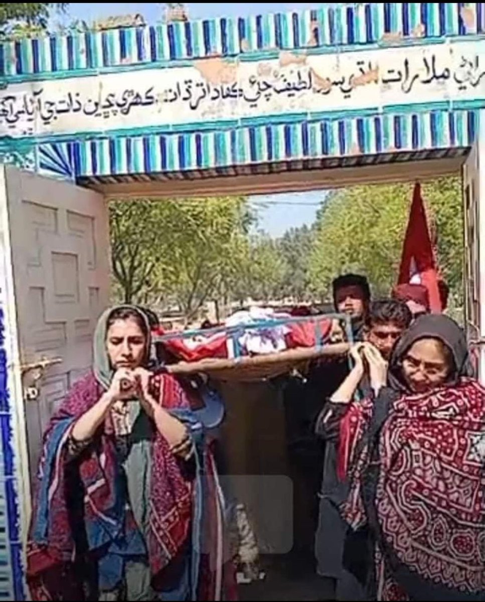 sindhicongress's tweet photo. ہدایت لوہار کا قتل اور سول سوسائٹیز کی خاموشی کیوں؟   
سندھ میں گزشتہ دنوں ایک سانحہ پیش آیا جس میں ایک اسکول کے ہیڈ ماسٹر جناب ہدایت لوہار کو سر عام دو موٹر سائیکل سوار "نامعلوم" افراد نے قتل کردیا۔ لوہار صاحب اس سے قبل 2017 سے لیکر 2019 تک مسلسل فوج کے اذیت رسانی کے مراکز میں انسانیت سوز ٹارچر سے گذر چکے تھے۔ ان کی بازیابی کے بعد وہ مختلف جسمانی اور دیگر بیماریوں کا شکار رہے اور ان سب کے باوجود انہوں نے بچوں کو تعلیم دینے جیسے فرائض سے غفلت نہیں برتی۔
پورے سندھ میں محترم استاد کیلئے سوگ منایا جارہا ہے جس میں سندھ، اور بلوچستان کی سول سوسائٹیز نے اپنے احتجاج اور غم و غصے کا اظہار کرتے ہوئے لوہار صاحب کے قتل کو مبینہ طور پر ملٹری ایجنسیوں کی کارروائی قرار دیا ہے مگر حیرانگی ہوتی ہے کہ پنجاب اور خیبر پختونخوا کی سول سوسائٹیز کی طرف سے کوئی رد عمل نہیں آیا، یہ کیسا رویہ ہے؟ ایسا نہ کیا جائے اور محکوم اقوام کے ساتھ ہونے والے بہیمانہ طرز عمل کی تمام اقوام اور ان کی سول سوسائٹیز کو حمایت کرنی چاہئے۔
ہدایت لوہار کا قصور یہ تھا کہ وہ اسکول جانے والے بچوں میں سائنسی سوچ اور ہر چیز میں اسکی علت جاننے کی صلاحیتوں کو ابھارتے تھے، انہوں نے کبھی گاؤں چھوڑ کر اعلیٰ زندگی کی بھاگ دوڑ کو ترجیح نہیں دی وہ سیکولر طرز زندگی کے حامی تھے، شاگردوں کو سوالات کرنے پر انکی حوصلہ افزائی کرتے تھے، یہ درست ہے کہ وہ سندھی قوم پرست تھے وہ سندھ کی حق خود اختیاری کے بہت بڑے داعی تھے اور جی ایم سید کے حامی تھے۔ ہدایت لوہار صاحب بچوں کو سندھ کی تاریخ و تمدن سے آگاہ کرتے تھےجو انکا سب سے بڑا جرم تھا۔
پنجاب اور پختونخوا کی سول سوسائٹیز یہ سمجھنا چاہئے کہ اسکول کے ایک استاد کو دو سال تک اپنے ٹارچر کیمپس میں رکھنے کے باوجود فوج کو ان سے مطلوبہ نتائج حاصل نہ کر پائے اور انکی ثابت قدمی کے باعث فوج کو ناکامی رہی۔ پھر انکی رہائی کے بعد اپنی شکست کے بعد لوہار صاحب کو قتل کردیا، یقینی طور پر یہ بات مختلف سوالات اٹھاتی ہے۔ پنجاب اور کے پی کی سول سوسائٹیز کو اس پر سوچنے کی ضرورت ہے۔ 
ہدایت لوہار جبری گمشدگی کا دو سال تک شکار رہے اور ان کی بیٹیوں، سورٹھ لوہار اور سسئی لوہار اپنے والد اور دیگر جبری گمشدہ افراد کی بازیابی کیلئے سڑکوں پر احتجاج بھی کرتی رہیں جس میں وہ پولس لاٹھی چارج اور گرفتاریوں کا شکار بھی رہیں۔ہدایت صاحب کی بازیابی کے باوجود ان کی بچیوں نے ملک بھر میں جبری طور پر گمشدہ افراد (حقیقت میں فوج کے ہاتھوں اغوا کئے گئے افراد) کی بازیابی کیلئے اپنی جدوجہد جاری رکھی اور یہ کبھی نہیں سوچا کہ جبری گمشدگی کا شکار فرد کس قوم یا صوبے سے تعلق رکھتا ہے یا رکھتی ہے۔ ان لڑکیوں اور مہہ رنگ اور ان کی ساتھیوں سے کچھ سبق حاصل کرلیا جائے کہ جبری گمشدگیاں ایک بھیانک جرم ہے اور انسانوں کے پیدائشی اور جینے کے بنیادی حقوق کے خلاف ہے چاہے ان کا تعلق کسی بھی چھوٹے یا بڑے صوبے سے ہو۔
بصیر نوید 
#Sindh #JusticeforHidayatLohar
