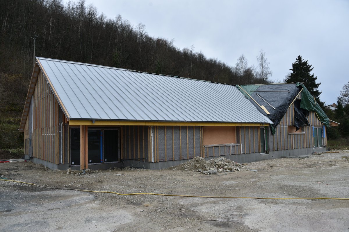 SaintDizierFR's tweet photo. À #Chevillon, la construction du nouveau pôle associatif et festif se termine. Il se compose d’une grande salle modulable pouvant accueillir jusqu’à 300 personnes, d’un local de théâtre et de trois cellules associatives. Il accueillera à l'été 2024 le festival ChiFouMi. 🌞 https://t.co/D4Fp0CL1cU