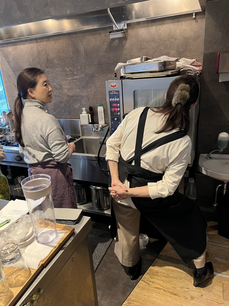 本日は来月3月のセミナー研修日！
料理を事前に作ってあ〜だこ〜だ言ってるとこ…笑笑
盛り付けもお皿を考えて…季節感を出してます。

#こころダイニング　#吉祥寺　#料理セミナー　#発酵