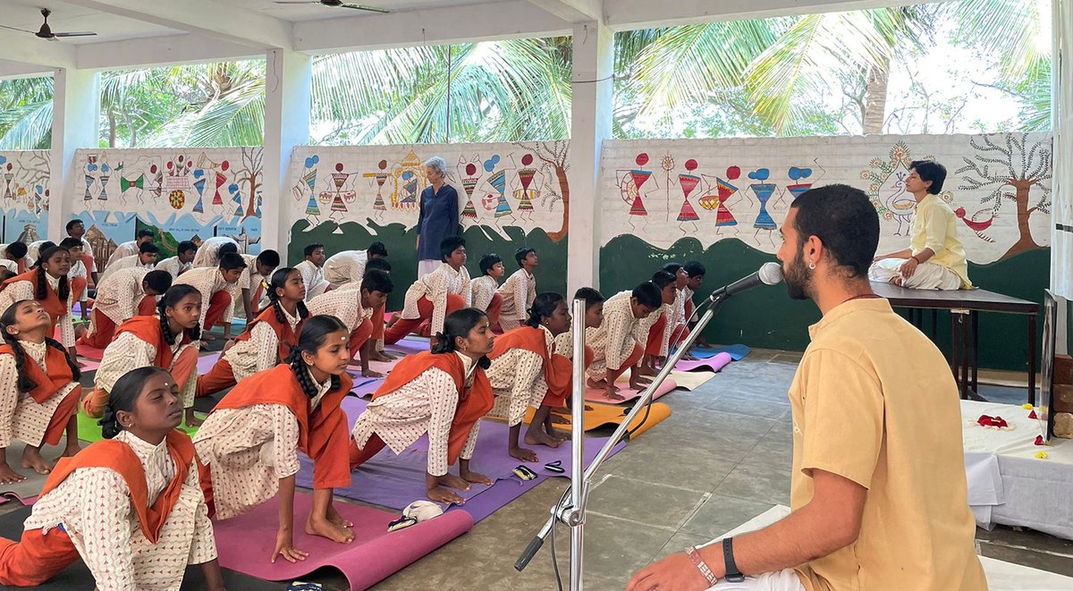 ishavidhya's tweet photo. Yoga Camp
Teachers from Isha Hatha School of Yoga, who conducted a Yoga correction camp for students from classes 4–12, were thrilled with our students’ enthusiasm to improve their Yoga practices. Touched by their joy, eagerness, and warmth, the teachers plan to do this each year https://t.co/SVwn1FKdmd