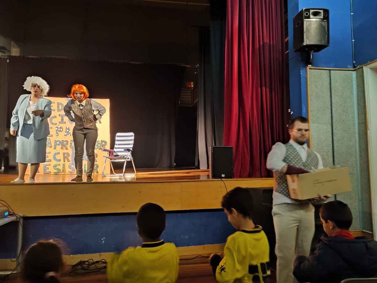ComunalitatTgn's tweet photo. La Reme va poder recordar les 6 R que necessitava per a poder ser més #sostenible,💚 #Reduir, #Reciclar, #Reparar, #reaprofitar, #Recrear i #Resistir.

I la van ajudar La Riu i el Rot 💪 i totes els veïns i veïnes de Sant salvador que van aprendre amb R que R en el centre cívic. https://t.co/7d4Ga2T8pc