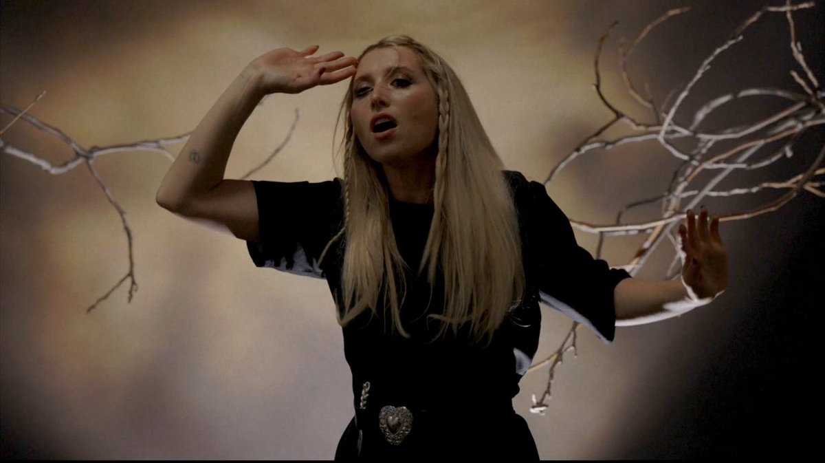 Well hello there lil Valentine. I’m playing a special one off show at @theoxfordartfactory on March 6th. The show is invitation only so if you’d like to come please sign up here 💗💗💗 forms.gle/goM9Je9AYabRZ7…