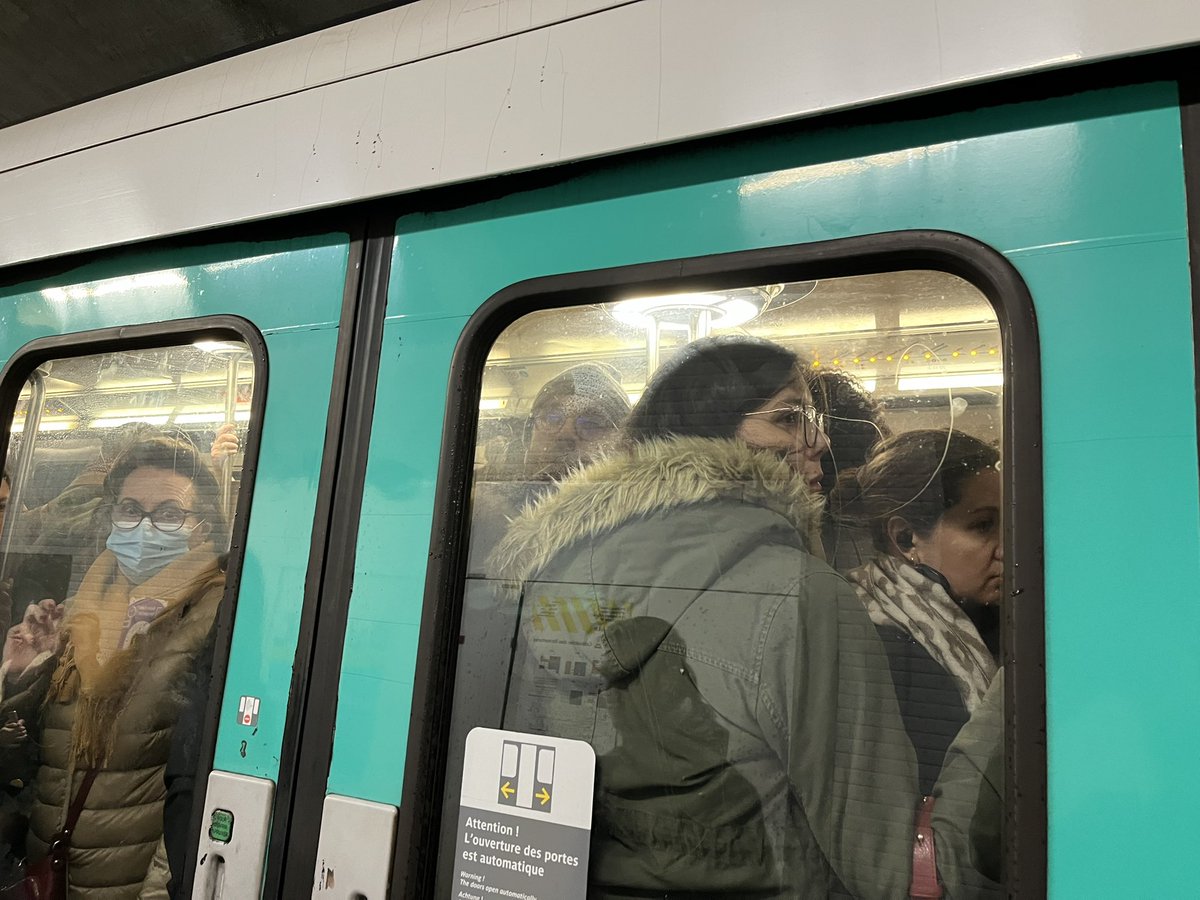 xtaz07's tweet photo. @Ligne13_RATP @Ligne14_RATP c’est ça que vous appelez ligne renforcé ? C’est même pas possible de rentrer dans le métro tellement il y a de monde sur le quai et dans chacune des rames !!! https://t.co/bKTOzV27fl