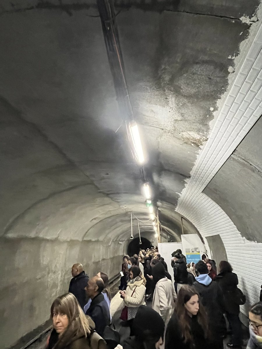 xtaz07's tweet photo. @Ligne13_RATP @Ligne14_RATP c’est ça que vous appelez ligne renforcé ? C’est même pas possible de rentrer dans le métro tellement il y a de monde sur le quai et dans chacune des rames !!! https://t.co/bKTOzV27fl