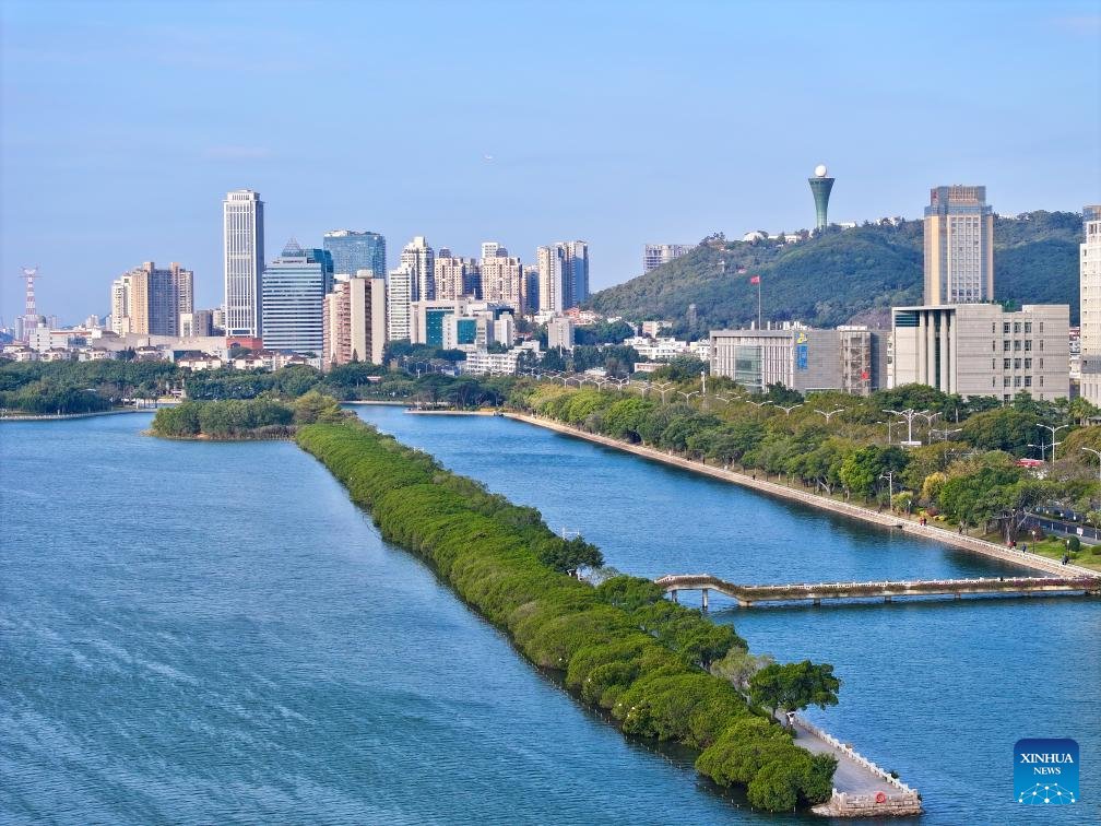 PDChinese's tweet photo. 【福建廈門：篔簹湖的生態蝶變】篔簹湖，猶如鑲嵌在廈門島中央的一顆綠色明珠，是福建廈門生態高顏值的金名片。經過三十多年的治理，如今蝶變的篔簹湖已成為廈門的“城市會客廳”，是市民休閒健身觀景的好去處，還吸引大量遊客前來遊玩。 https://t.co/B8mPtcNTDS