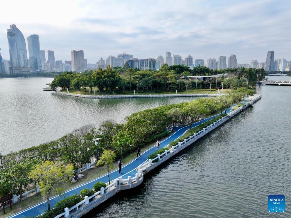 PDChinese's tweet photo. 【福建廈門：篔簹湖的生態蝶變】篔簹湖，猶如鑲嵌在廈門島中央的一顆綠色明珠，是福建廈門生態高顏值的金名片。經過三十多年的治理，如今蝶變的篔簹湖已成為廈門的“城市會客廳”，是市民休閒健身觀景的好去處，還吸引大量遊客前來遊玩。 https://t.co/B8mPtcNTDS