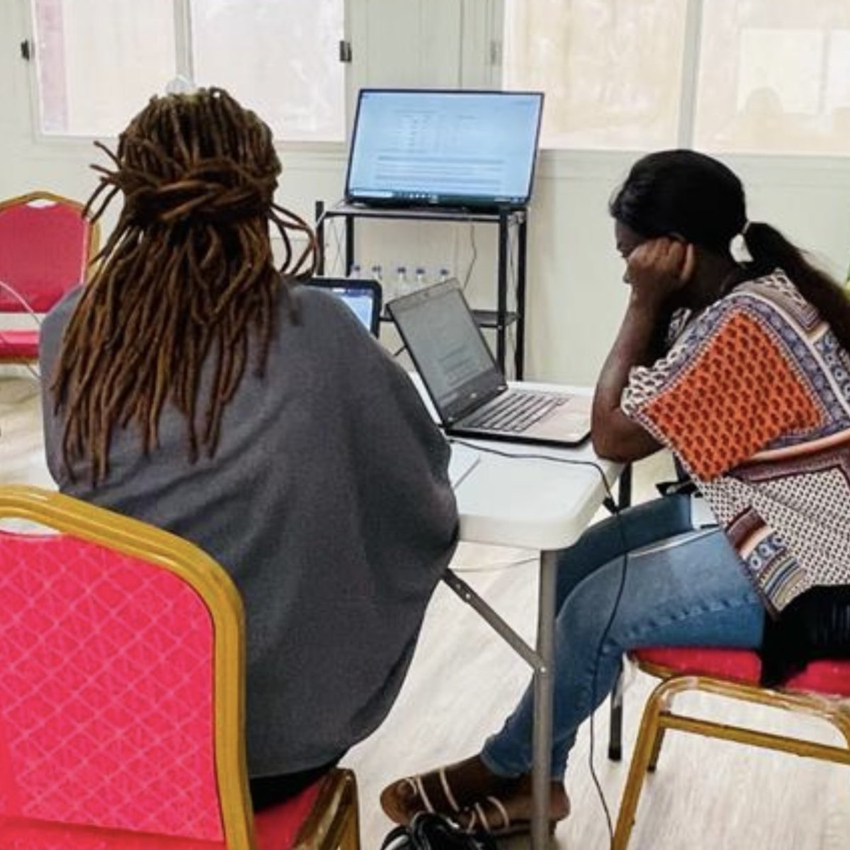 LoukiGirl's tweet photo. Vous êtes un étudiant ou un jeune professionnel ? Je partage 3 bonnes raisons d’apprendre à utiliser Word et Excel dès maintenant… 👇🏾👇🏾👇🏾 https://t.co/kJOk7aubEn