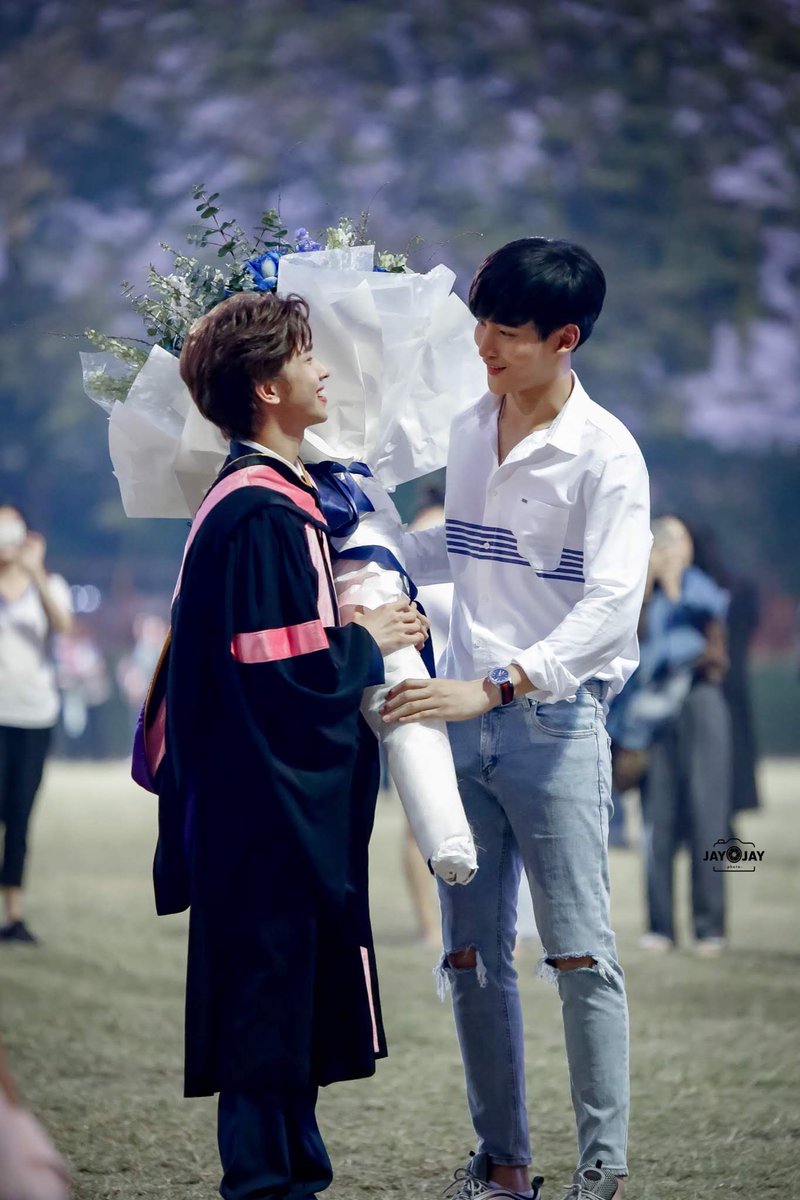 OhmThitiwa28's tweet photo. #FlukeGraduationDay
ดอกไม้ช่อใหญ่มากเลยค่ะ ในวันนั้น💐😚💙🐣🐻
#OhmFluke #โอห์มฟลุ้ค
#fluke_natouch #OhmThitiwat https://t.co/aiO8vy4CCa