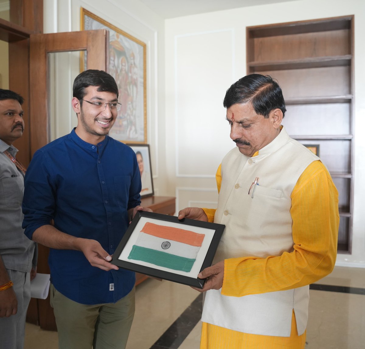 मुख्यमंत्री डॉ. मोहन यादव को आज निवास पर श्री निखिल दवे एवं श्री प्रखर दवे द्वारा असम राज्य के तिनसुकिया जिले में सैनिक परिवारों की वीर नारियों द्वारा तैयार विशेष तिरंगा भेंट किया गया। 

असम में भारतीय फौज के 'सद्भावना' कार्यक्रम के तहत संचालित केंद्रों में विशेष तिरंगों को तैयार