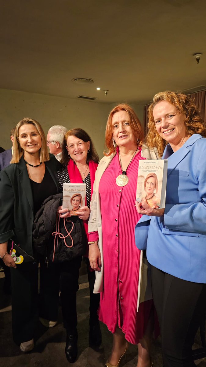 Un libro controvertido y lleno de verdad, “Buscando a Eva” escrito por <a href="/eva_diazo/">Eva Diaz</a> y yo disfrutando de la presentación con amigos y con Lourdes Brito coordinadora editorial de <a href="/Medialunacom/">Medialuna</a>  y artífice de la portada. ¡Adelante! ¡Que sigamos viviendo de las palabras sinceras!