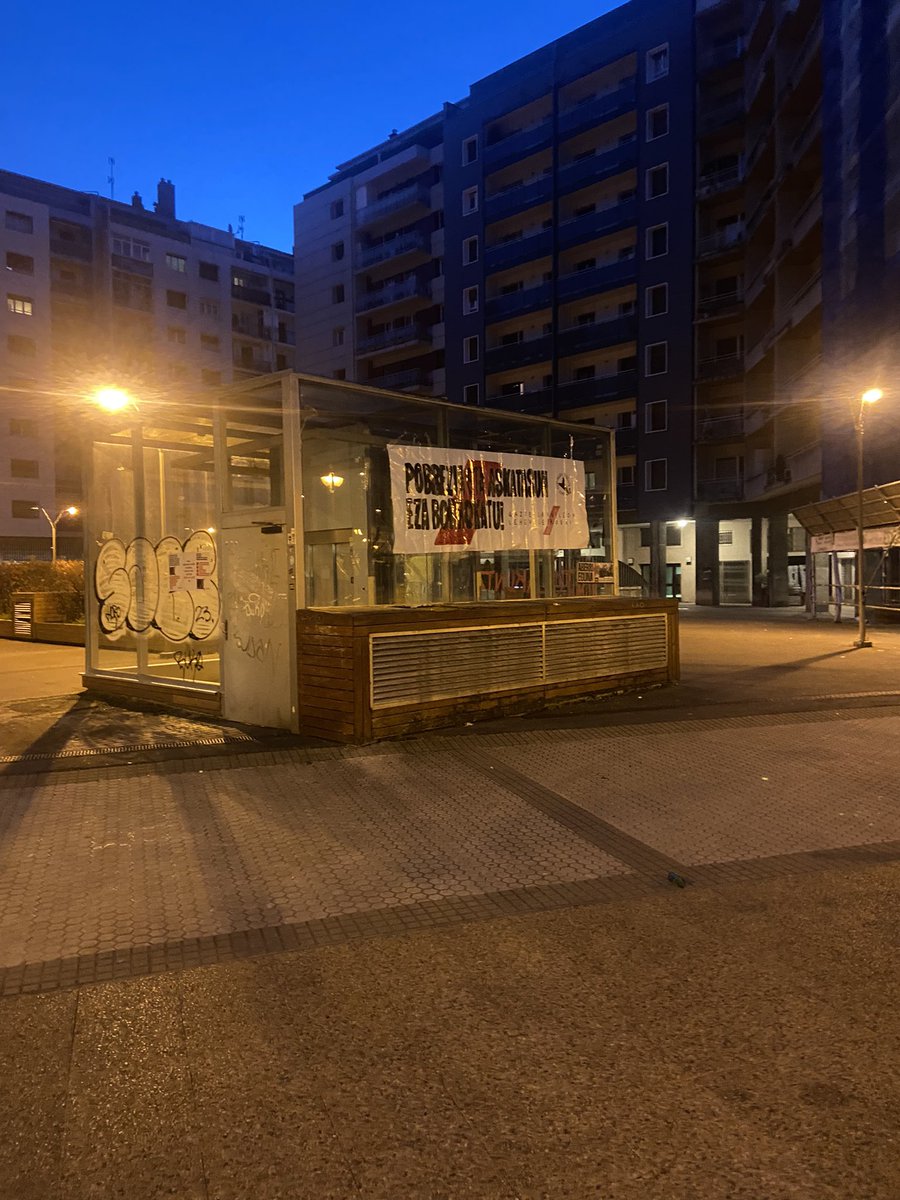 JAVIXIRP's tweet photo. 1 preguntita para @EnekoGoia @Ayto_SS: quién asume los costes de limpieza de este tipo de carteles?en este caso es la plaza de Armerias DÍA TRAS DÍA. Creo que es fácil saber quien ha sido (X lo menos en este caso).como siempre, quedará en saco roto @PSEEEDonostia @BorjaCorominas https://t.co/etvteM6m6g