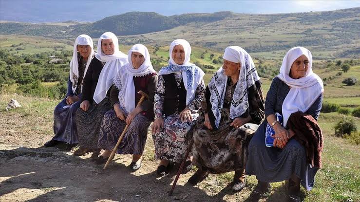 kultiginmedya's tweet photo. Savaş nedeniyle tahliye edilen 218 Ahıska Türkü aile, kalıcı olarak Bitlis Ahlat'a yerleştirildi.

Vatanınıza hoş geldiniz. https://t.co/reGscs2Q0Q