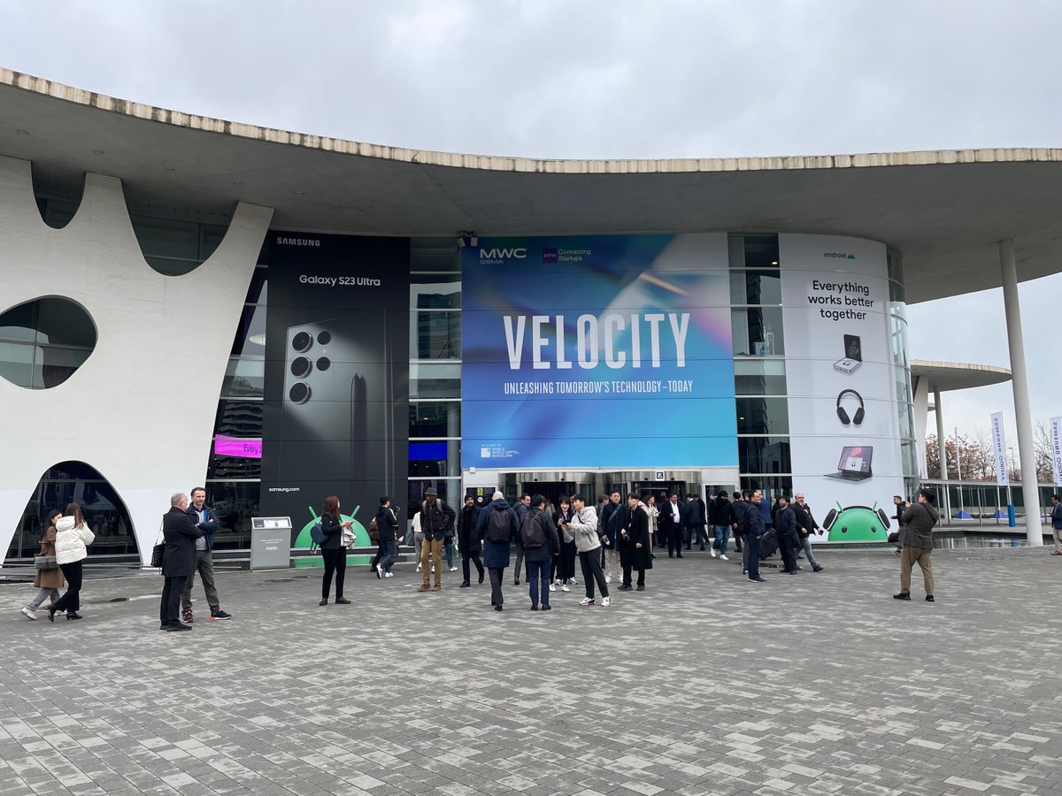 broadpeak's tweet photo. ⏮Throwback to the unforgettable moments at previous @MWCHub ! We can't wait to dive into the connections awaiting us at #MWC2024. Swing by our booth #CS299 in Congress Square, our expert team will be happy to discuss 'everything' video over mobile networks, like:
✨ Enhance, open & monetize network capabilities for video distribution
✨ Stop overspending in network capacity because of (live) OTT streaming
✨ Save on network infrastructure hardware and energy consumption, and much more
You can also catch us at following booths: @intel (Hall 3, stand 3E31), @deutschetelekom (Hall 3, stand 3M31), @nokia (Hall 3, stand 3A20), @Microsoft (Hall 3, Stand 3H30) & @InterDigitalCom (Hall 7, stand 7B31) where we will showcase the latest results of our collaboration to develop content delivery networks capable of streaming MPEG Visual Volumetric Video-based Coding (V3C) immersive content at scale. Learn more here👇
https://t.co/tJ21b6dKnu
Are you ready for #MWC24? Here are some precious tips👇
https://t.co/ck4fEV1Pay
Book a meeting TODAY👇
https://t.co/3czc5DIAzJ
#MWC #TBT #ThrowbackThursday