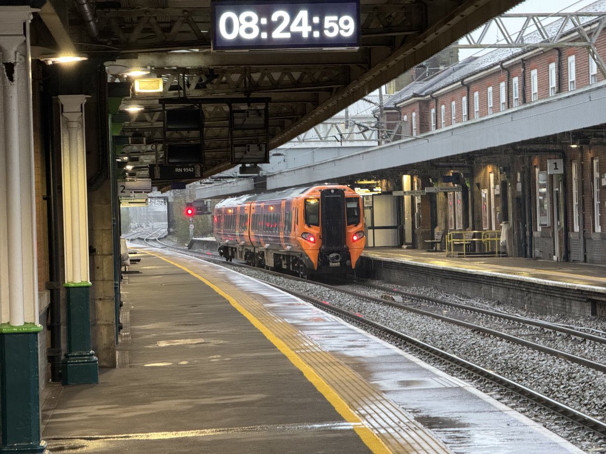 Percypotter49's tweet image. 196001 waiting its next return leg to Leamington @ Nuneaton #class196