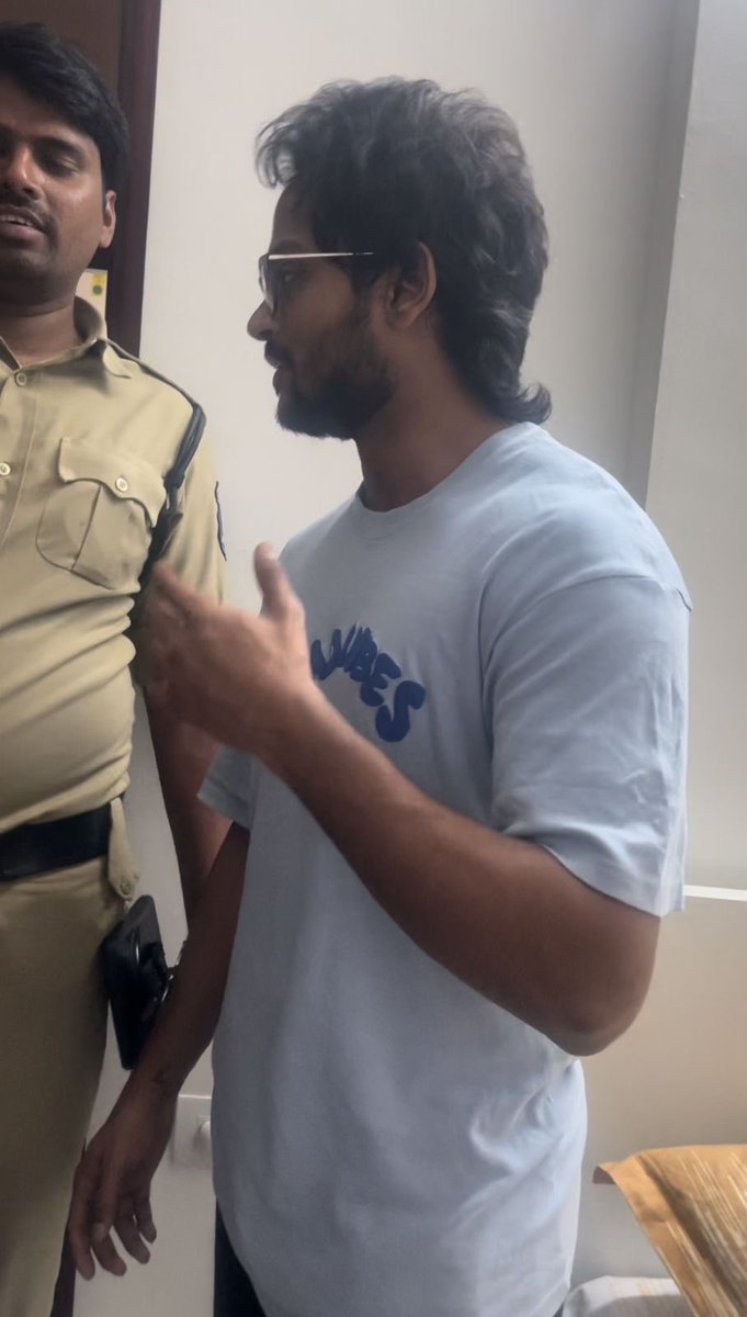 CaptainFasak's tweet photo. #IStandWithAD
గుండు అరవింద్ నీ సపోర్ట్ చేస్తూ నల్ల కళ్ళద్దాలు వేసుకుని గంజాయి కేసులో దొరికిన బిగ్ బాస్ ఫేం షణ్ముఖ్. https://t.co/oBeShwgrlc