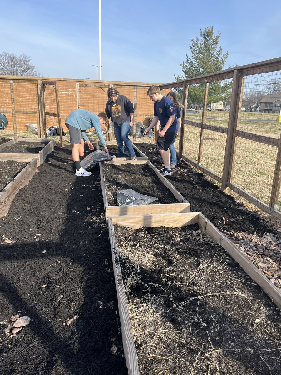 Some of our WEHS Y-Club members headed over to Bristow Elementary to volunteer their time and clean up their garden after school today! We appreciate these students and their willingness to help out wherever help is needed!