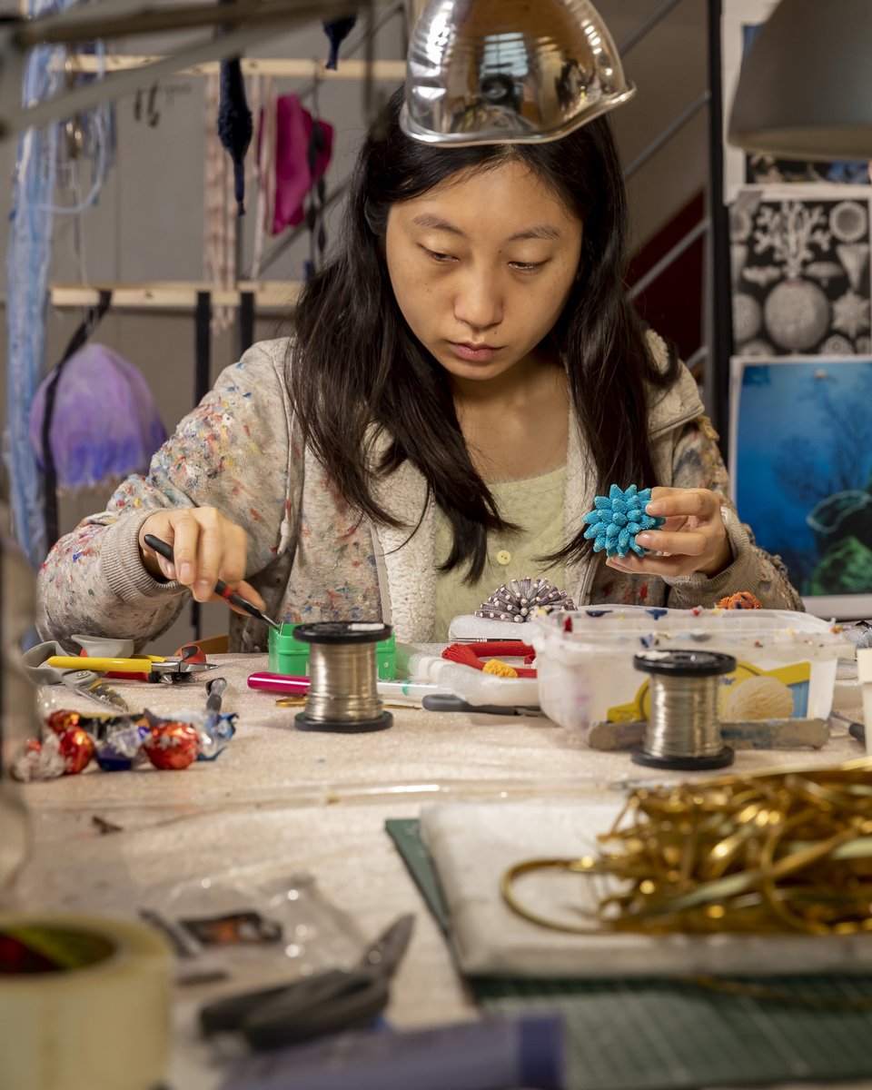- COULISSES DES ATELIERS -

Plongez dans l'atelier de Tzuri Gueta où naissent les broches en silicone de la collection « Corail » 💙

Bercé par les vagues depuis son enfance, l'océan inspire son travail artistique et prend vie dans ses créations.

📍 1 avenue Daumesnil #Paris12