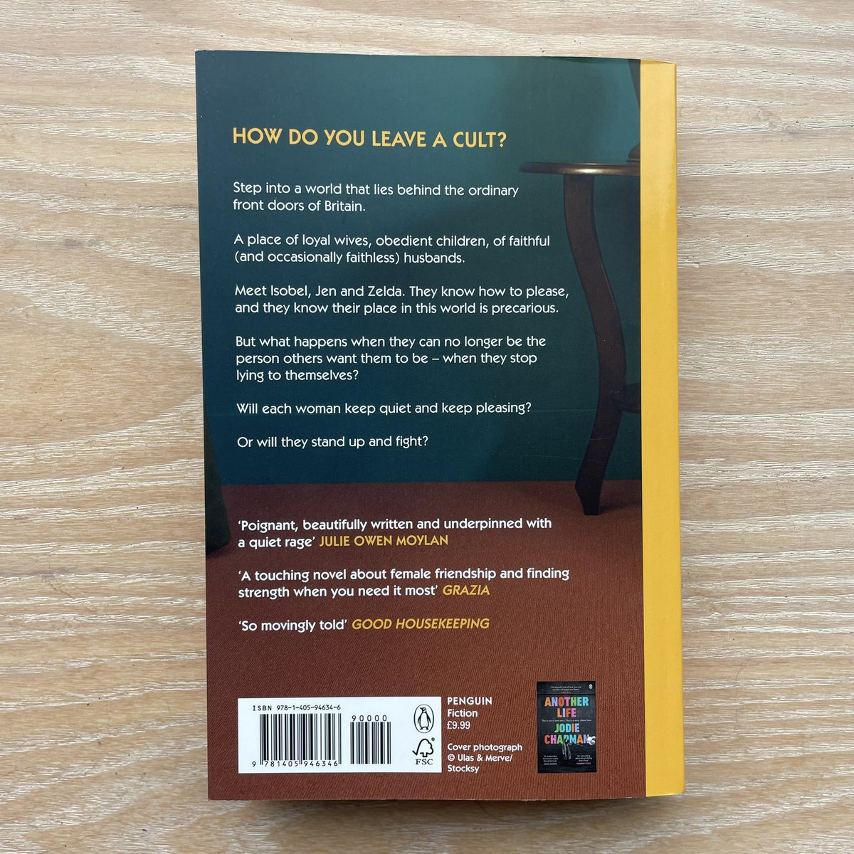 jodiechapman's tweet photo. My Je-ze-bels (Jen, Zelda, Isobel) have a whole new paperback outfit. I love it. Thanks to @LRWakefield for designing.

Out 21/3 and available here: https://t.co/Qa1N4t6cBL https://t.co/Q814TAZAcv