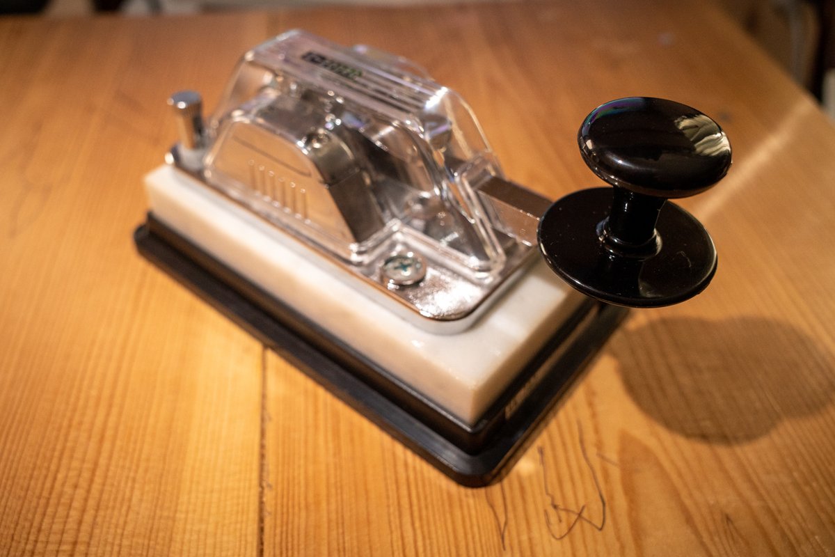 電鍵 新品をもらってきた。といっても旧型のHK-702でかなり古いもの