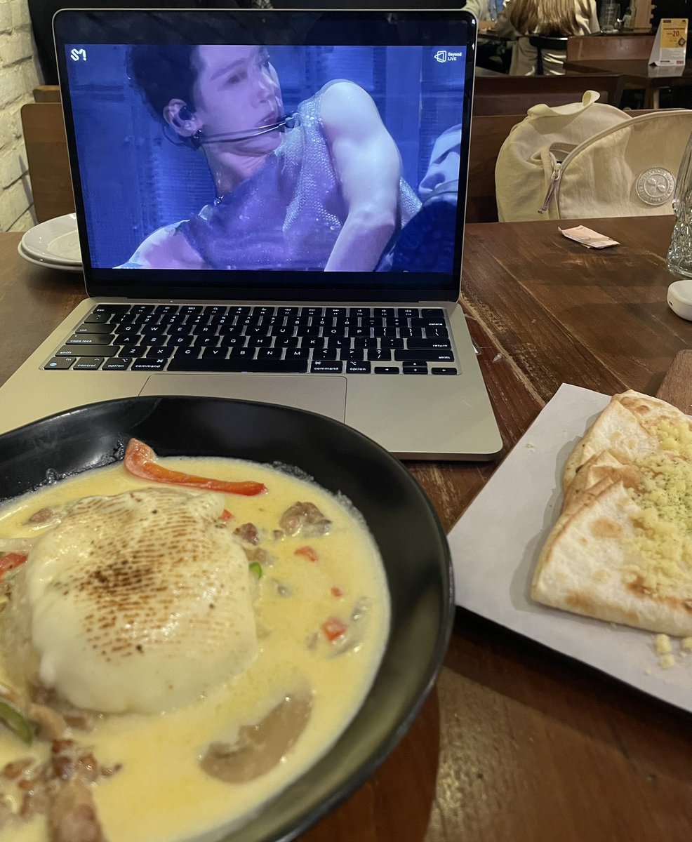 97sdreams's tweet photo. girl dinner ✨ https://t.co/l8jlozYKjA