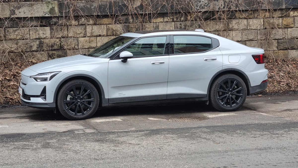 Bardzo fajny ten <a href="/PolestarCars/">Polestar</a> 2👍 Ciekawe z jakich powodów ten model oraz cała marka nie ma w 🇵🇱 oficjalnego przedstawicielstwa❔❔❔