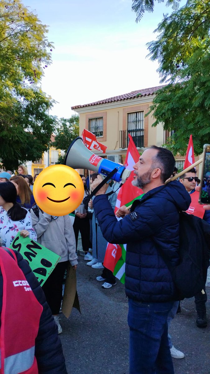 CCOOEnsenanzaSV's tweet photo. Éxito total de la huelga convocada por CCOO en el IES Tartessos. La manifestación pone rumbo a Sevilla al grito de ¡#CentrosDignos!
#IESTartessosEnRuinas https://t.co/BclUSmVHYD