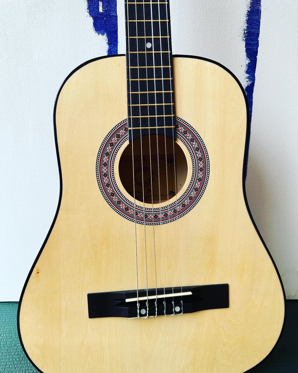 elitemusical_'s tweet photo. Guitar nzuri kwa Watoto kwanzia 7yrs zimebaki chache. Available, classical guitars zipo.

Bei - 230,000  unapata pia mkanda, bag na pick

#guitar #music #musician #pianistlife #guitarists #guitarplayer #musically #guitarscale https://t.co/cp3XN9wcWn