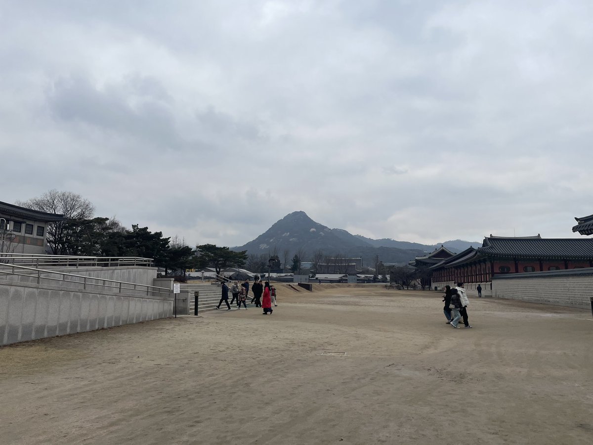 韓國🇰🇷權力中心，青瓦台。
帝王座向，風水十分⋯⋯