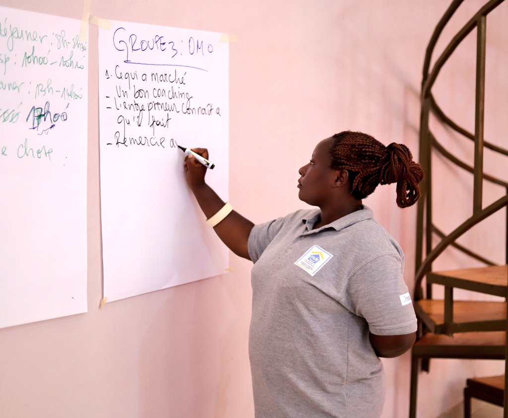 PAEEJ_Burundi's tweet photo. @UNICEF_Burundi 😍 Grâce aux coachs de la Maison de l'entrepreneur, @mde_maison, le staff du @PAEEJ_Burundi sortira, au bout de 4 jours, avec un paquet complet d'accompagnement pour forger de meilleurs jeunes entrepreneurs. https://t.co/nqqBFA1eVR
