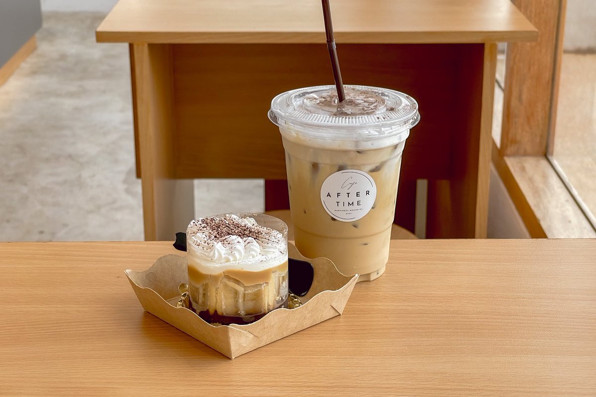 ——🍰After Time
คาเฟ่เล็กๆในซอยข้างถนนคันคลอง ฝั่งตรงข้ามประตูไผ่ล้อม มช. เพิ่งเปิดได้เดือนกว่าๆ เครื่องดื่มส่วนใหญ่ 40-50 มีเบียร์ขาย ที่ดีคือ เค้กราคาดีมาก เริ่มต้นชิ้นละ 45.- #อร่อยเชียงใหม่