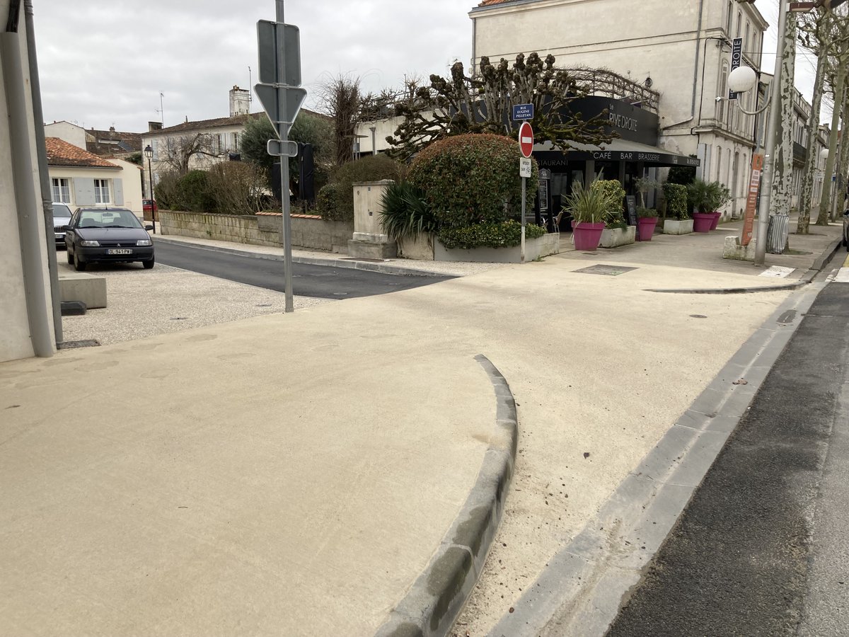 Premier trottoir (presque) traversant vu à #saintes. C'est heureux que l'on commence à s'intéresser aux nombreux piétons saintais.