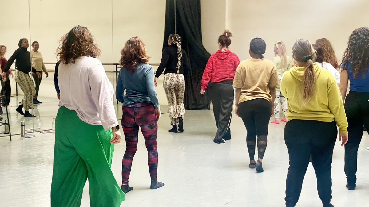 💃 Maryam Kaba, danseuse et artiste associée au Ballet national de Marseille, fait danser 18 femmes de la Maison des Femmes. Grâce à la danse, elles ne sont plus victimes de violences, mais interprètes d’un spectacle présenté au Festival de Marseille ➡ cutt.ly/iwBLBy9d