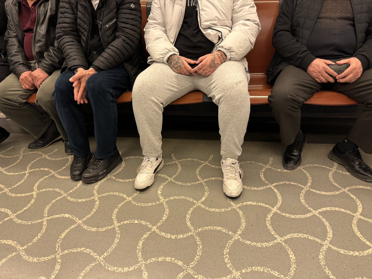 ferahg6's tweet photo. Yer kadiköy metrosu Soldaki yasli bir amca yanindaki ayi sǒzde genç onun yaninda olan da bir amca resmen ortadaki ve yanindaki gençlik ve yaslilik gibi 4 kisilik yer kapliyorlar su erkeklerin bacaklarini davar gibi acip oturmalari bitsin artik https://t.co/FhUekpPCoO