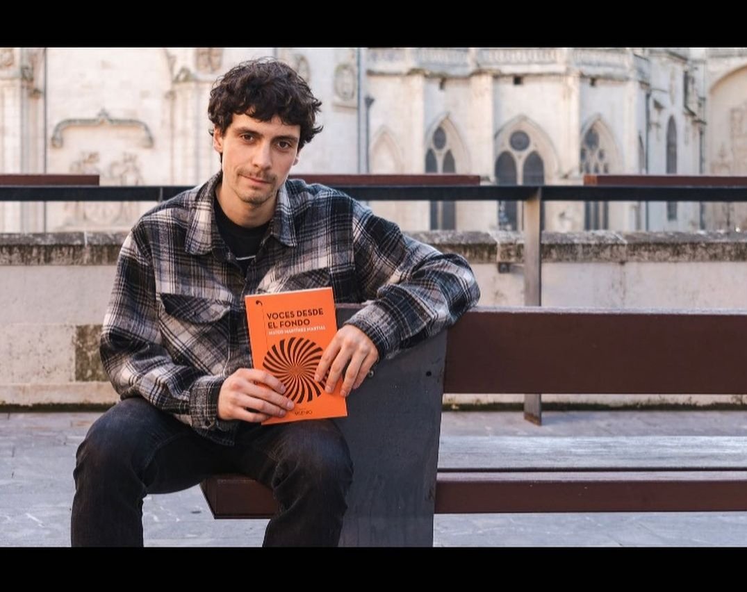 <a href="/MMMartija/">Mateo Martínez Martija</a> es un escriptor q no hace concesiones. Su última novela Voces desde el fondo (<a href="/EdMilenio/">Editorial Milenio</a>) pone sobre la mesa el tema d la discapacidad (tanto física como intelectual) sin ahorrarle al lector la cara menos amable de una realidad q debería interpelarnos a todos. Leerla!